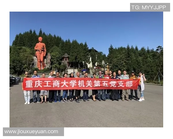 足球星光璀璨背后：探寻球场上那些不为人知的英雄与足迹